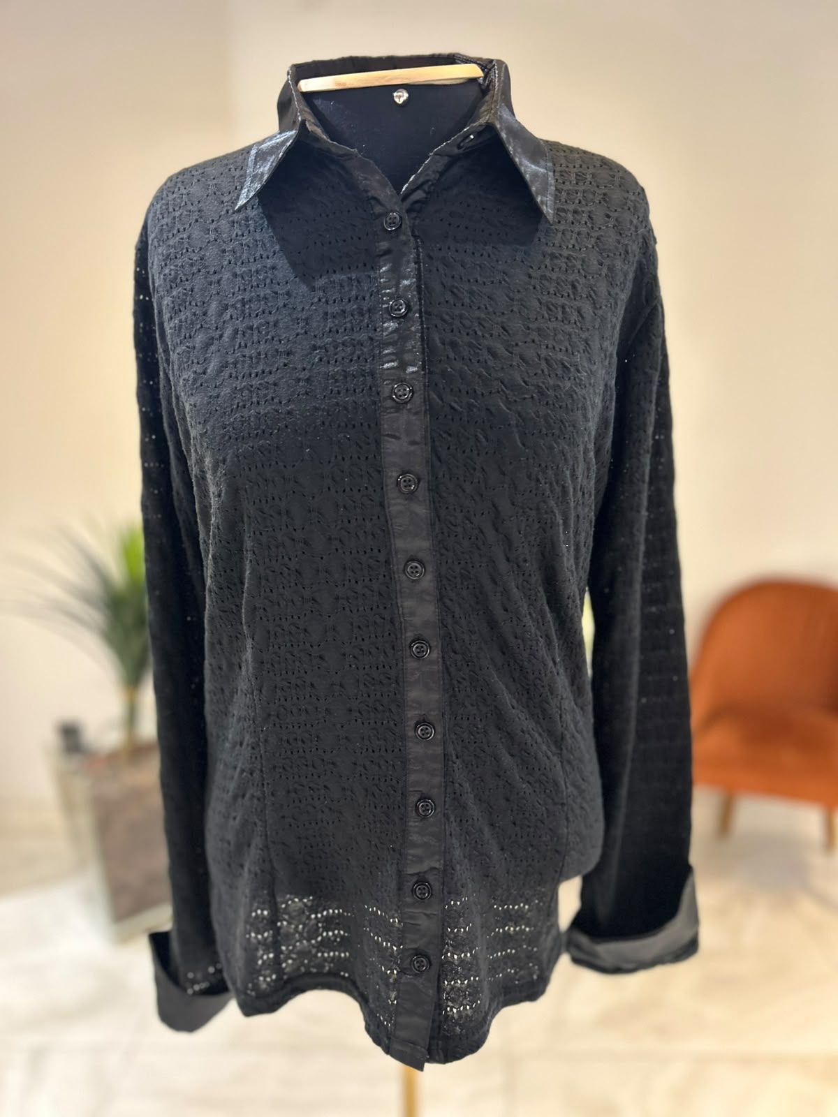 Camisa Vazada Gola Cetim